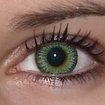 Yellow green v detailu na původní barvě očí hnědo-zelené